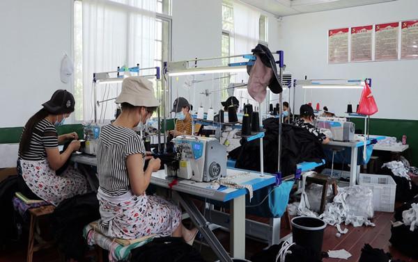 明山头镇:服装车间加工忙 带动就业促增收